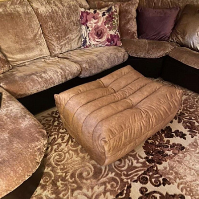 Пуф для ног к дивану: отзыв о дополнительном комфорте. Фото в интерьере. Рейтинг 5 звезд.